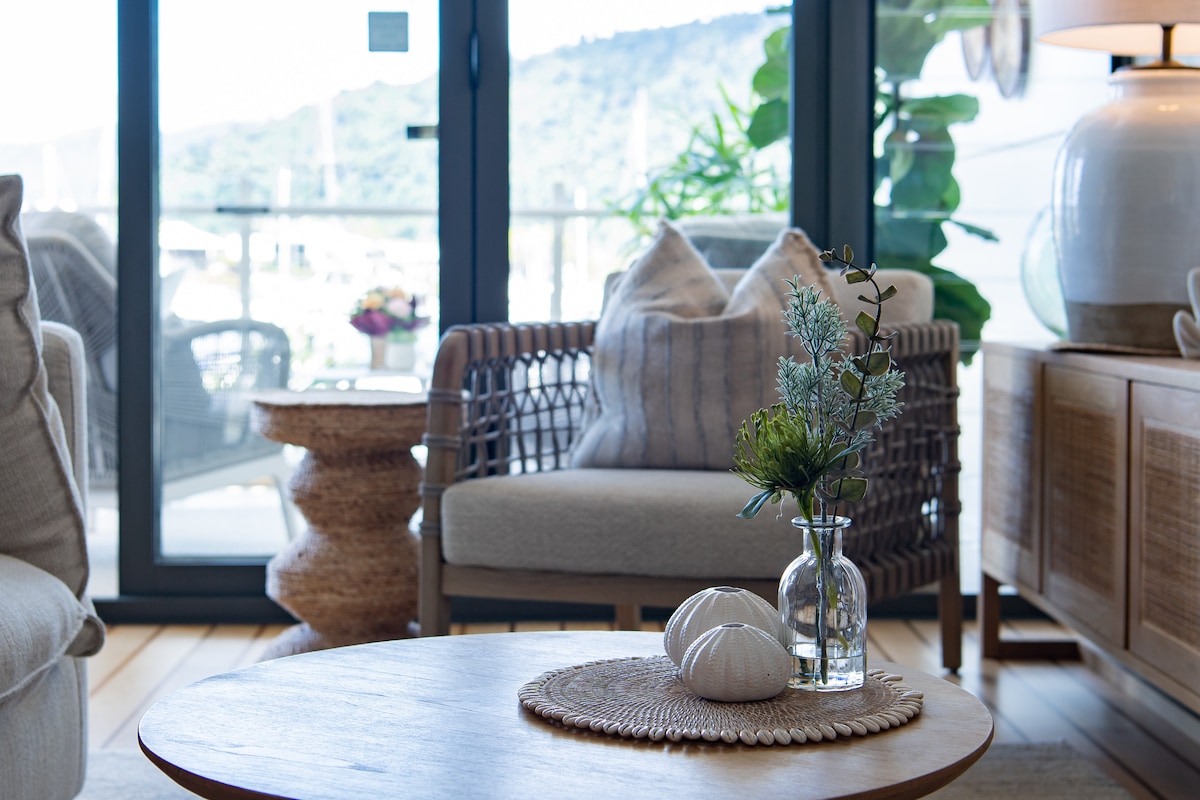 Successful Airbnb property: Airlie Breezes at the Boathouse in Airlie Beach