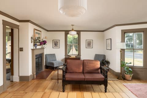Successful Airbnb property: Stately Award Winning Sea Captain’s House in West Dennis