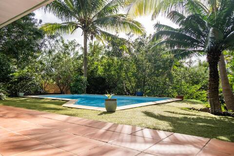 Zen villa for holidays with pool and garden