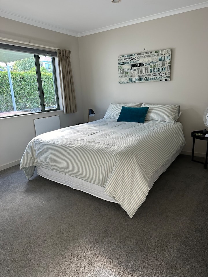 楼下 - 标准双人床（提供床上用品）
