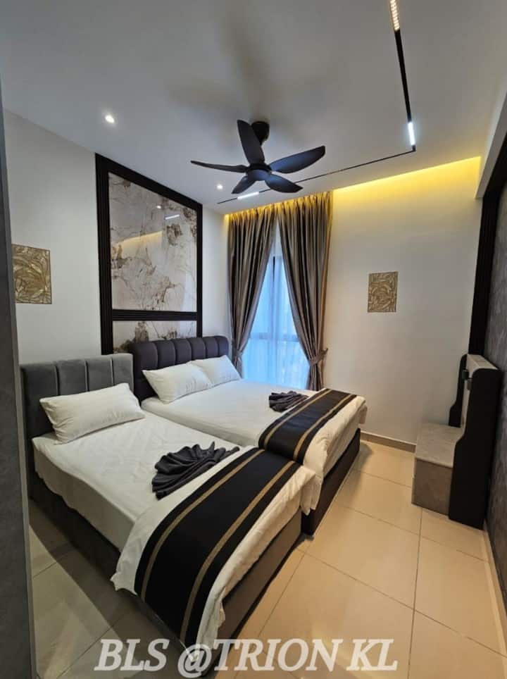 Habitación 1:  1 cama tamaño queen, 1 cama individual, 1 cama plegable. Los servicios incluyen plancha, tabla de planchar y secador de pelo. La cama plegable se almacena en el armario. Ten en cuenta que no se proporcionan mantas para el sofá cama o la cama plegable.