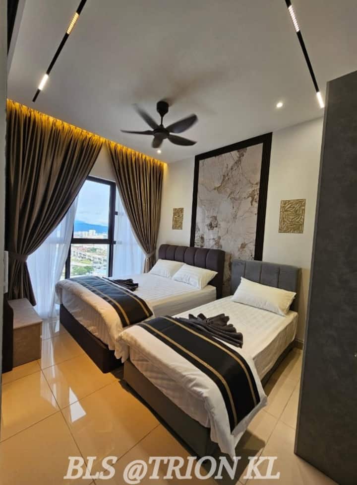 Habitación 2:  1 cama tamaño queen, 1 cama individual, 1 cama plegable. Los servicios incluyen plancha, tabla de planchar y secador de pelo. La cama plegable se almacena en el armario. Ten en cuenta que no se proporcionan mantas para el sofá cama o la cama plegable.