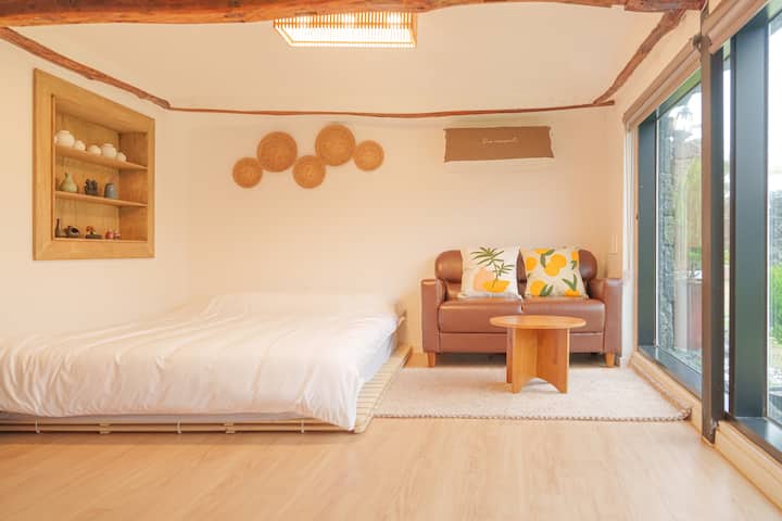 V malom meradle je toaleta, televízor, minichladnička, mini stojan na make-up a šatník. 