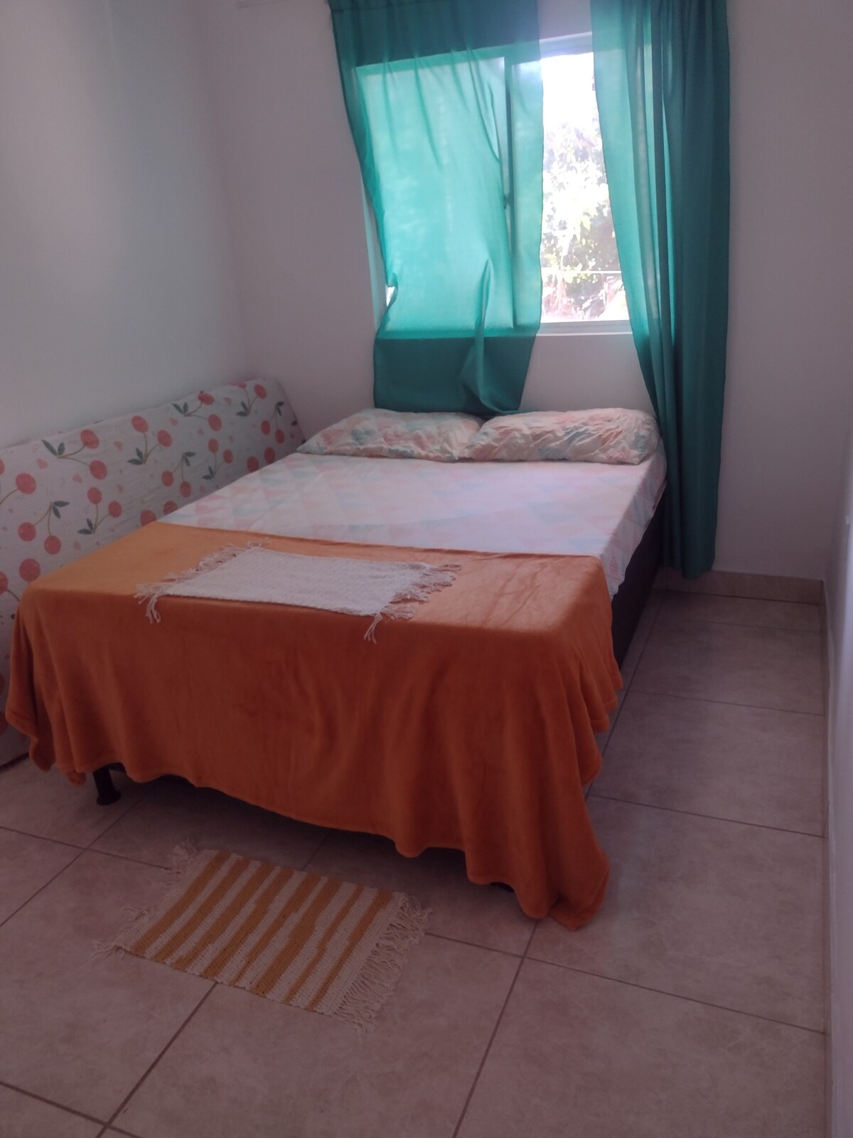 y tres colchones en el piso individual