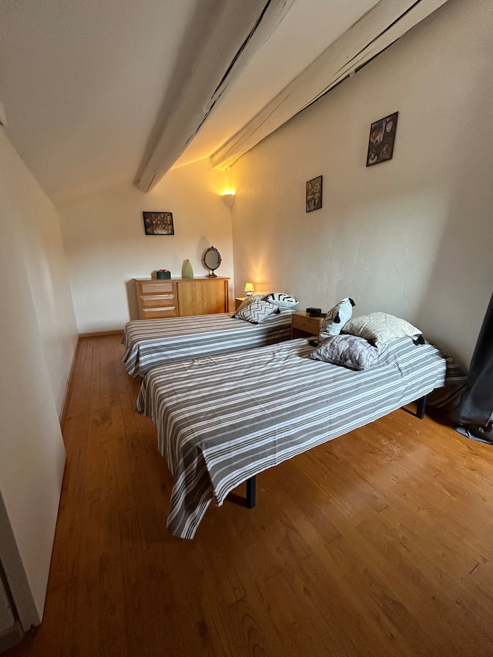 Habitación en pendiente, dos camas individuales, acceso desde la escalera de caracol