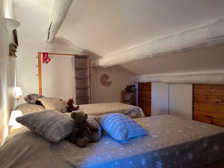 Habitación infantil en pendiente, dos camas individuales, acceso desde la habitación 3
