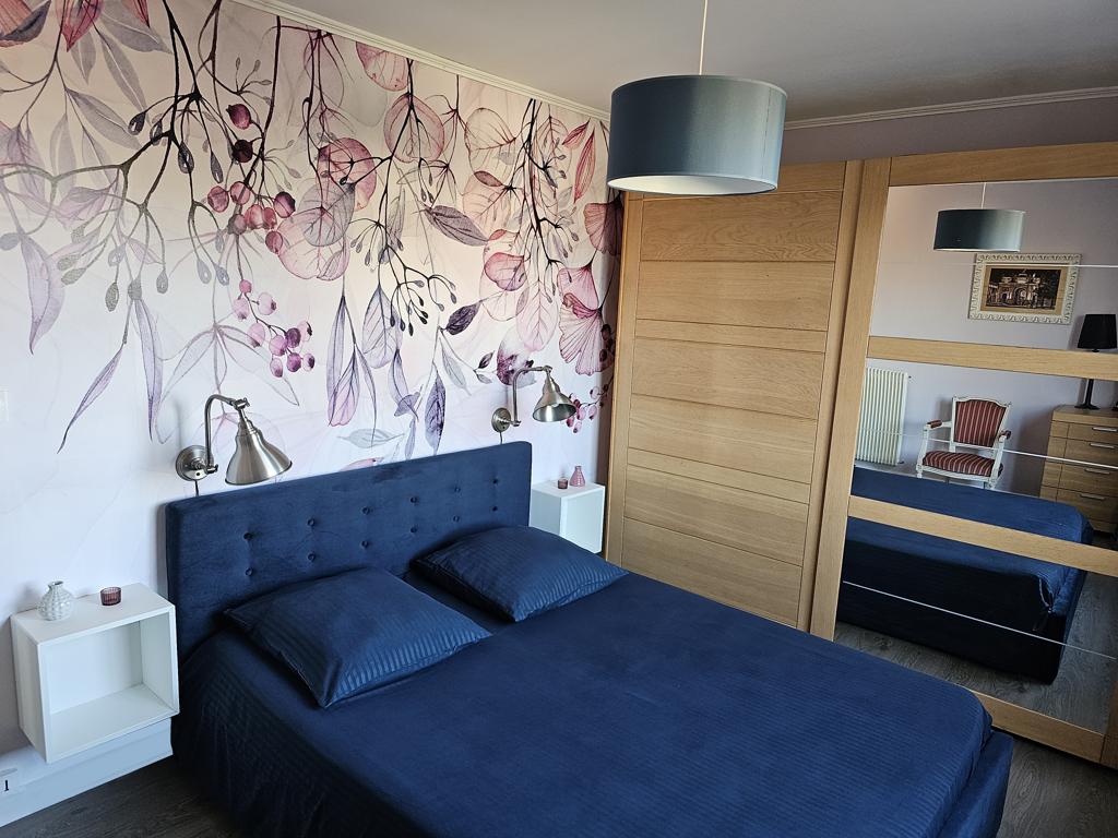 Une chambre avec un grand lit (160 x 200), une commode et un dressing