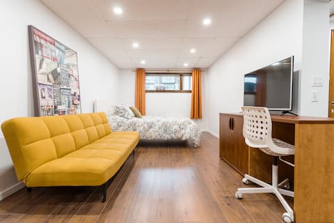 Popular Airbnb listing: Montreal Cityscapes | Villeray in Villeray–Saint Michel–Parc Extension