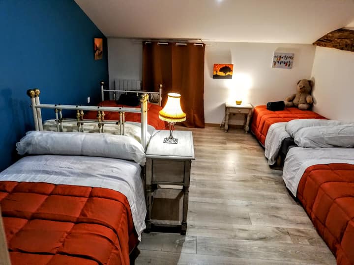 4 lits simples. 
Idéal pour en faire la chambre pour les enfants