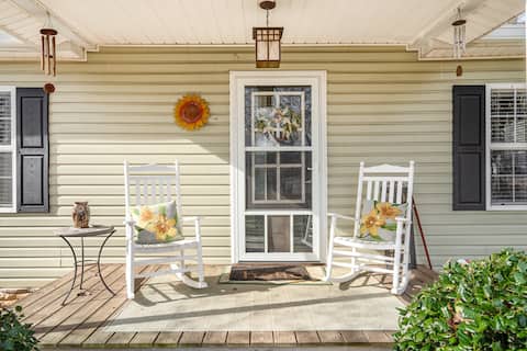 Waxhaw Cozy HomeTown Getaway!