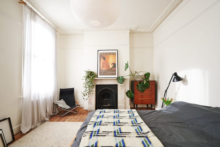 Amplio y luminoso dormitorio principal en el primer piso.  Mucho espacio para guardar ropa y características originales