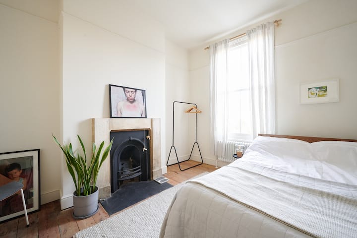 Amplio y luminoso segundo dormitorio en el primer piso trasero. Almacenamiento de ropa y características originales