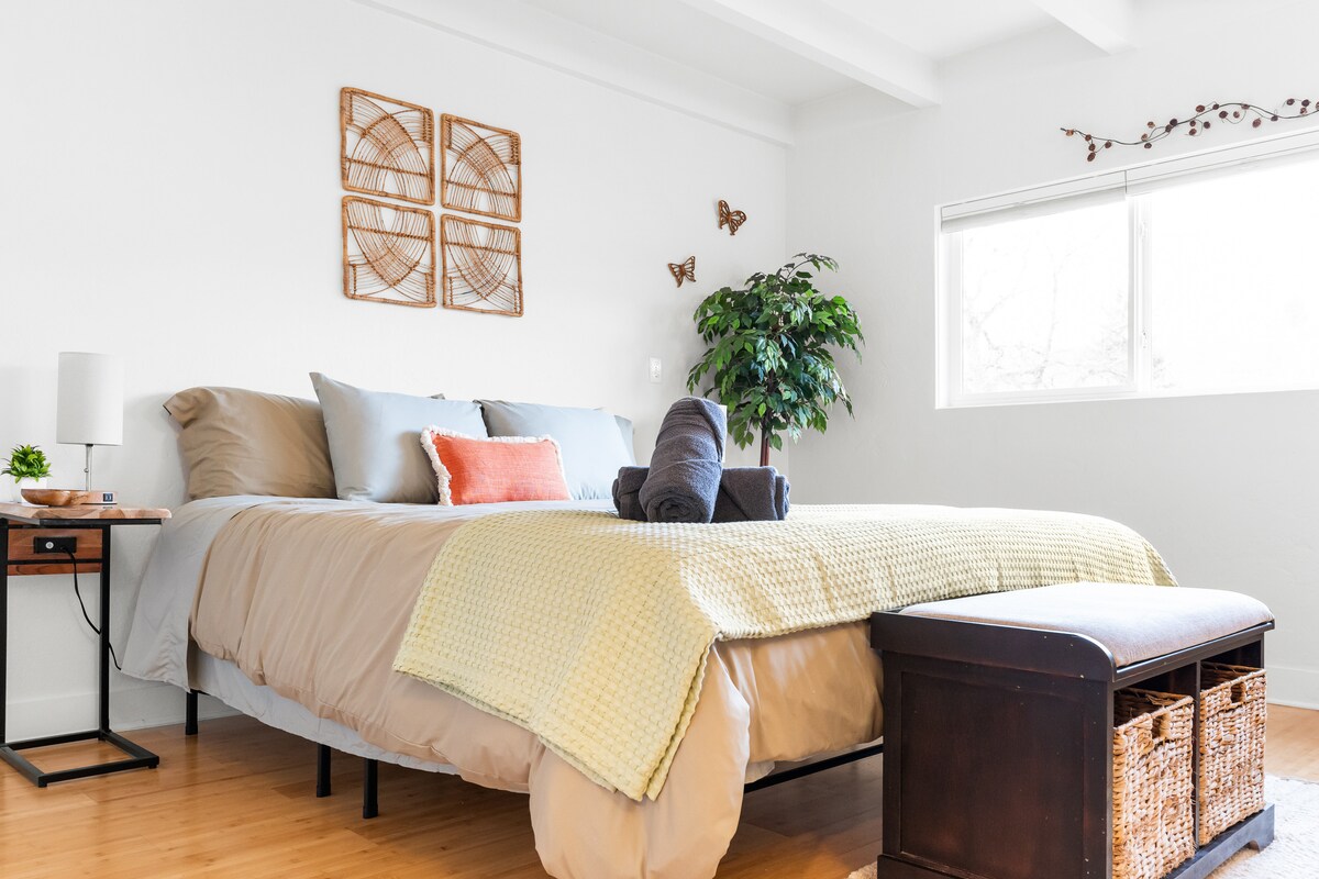 Ეს საწოლი მზადაა იმისთვის, რომ მშვიდად შეხვიდეთ და დღის მეორე ნახევარში გაისეირნოთ!