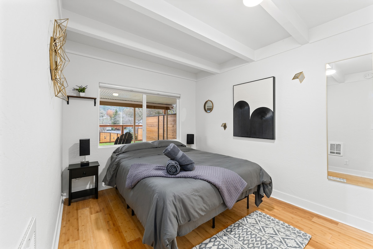 Ეს საძინებელი მიმაგრებულია ქვედა სააბაზანოსთან და მზადაა შესანიშნავი ძილისთვის.