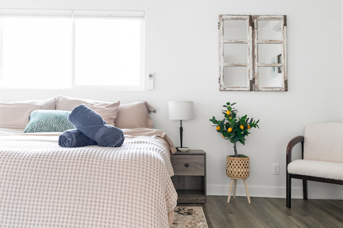 Ეძებთ კომფორტულ და საკმაოდ კომფორტულ საცხოვრებელს? Ყურადღება არ მიაქციოთ, რადგან ეს საცხოვრებელი გთავაზობთ ელეგანტურობასა და გამჭვირვალობას, ასევე, მრავალ კომფორტს, რომელიც უზრუნველყოფს, რომ თქვენი სტუმრობა იდეალური იყოს!