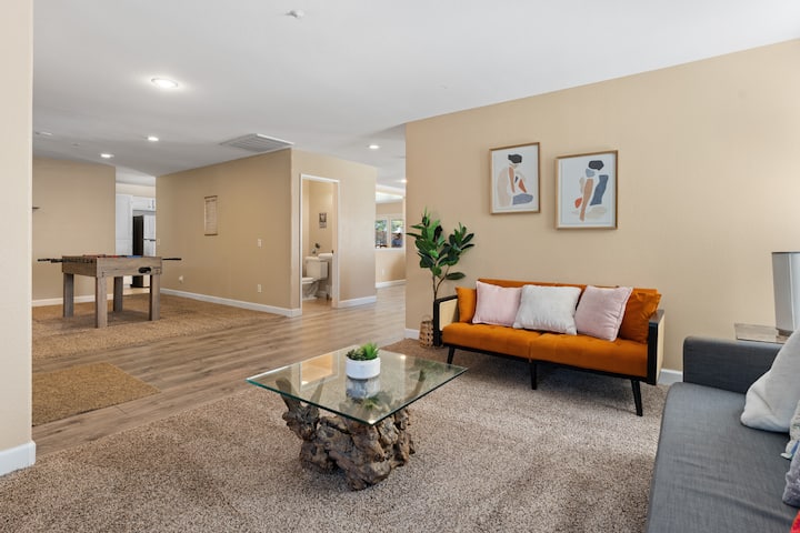 В тази стая има два разтегаеми дивана.