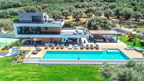 2 Pools,Hot Tubs,Tennis Crt,Hammam & Fully Staffed
