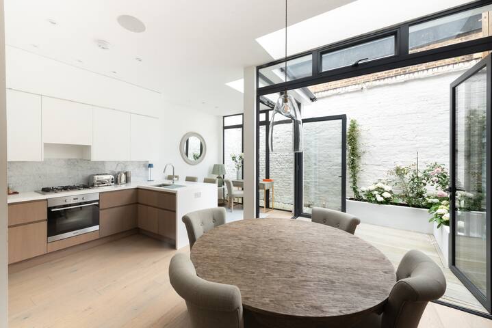 Sunny in Chelsea Luxurious 3 Bedroom Chelsea Home gallery image 3