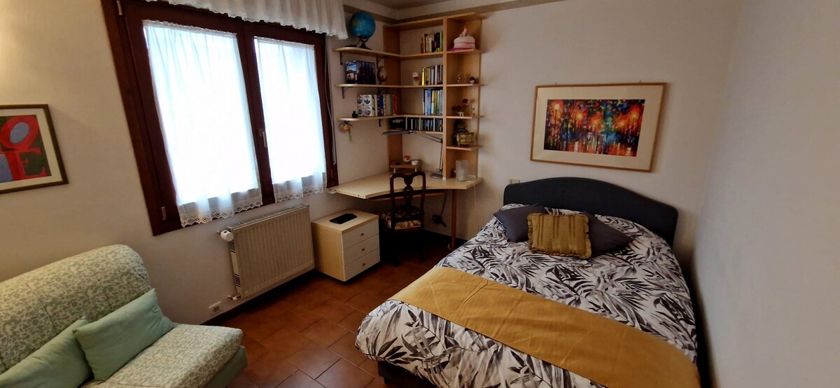 全新Francesino牀，配有全新牀墊和全新翻修的房間裝置，配有雙層玻璃