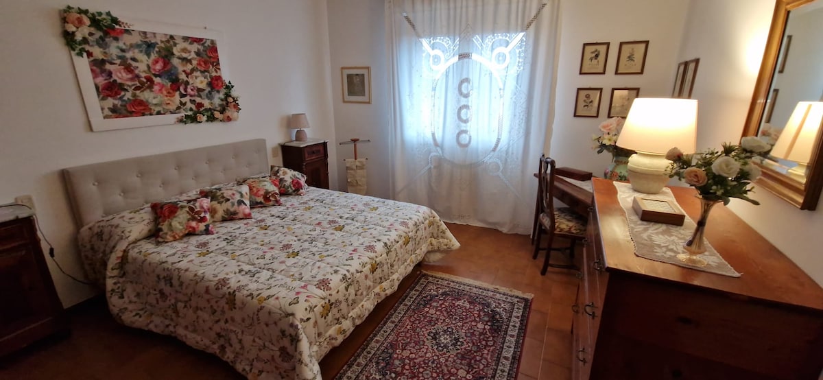 主臥室比這類房間更大。大牀