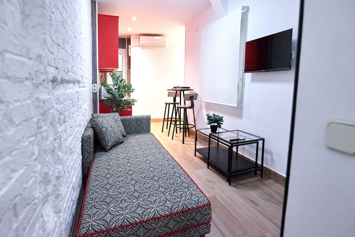 إطلالة عامة على غرفة المعيشة، مع سرير أريكة مفرد.