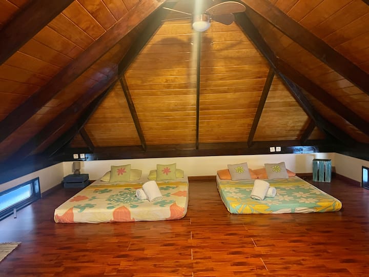 Просторен климатизиран мезанин со вентилатор, идеален за 4 лица. Два брачни кревета (или 1 брачен кревет и 2 единечни), топла дрвена атмосфера. Тоалет на горниот кат за дополнителна удобност, нема потреба да се симнувате ноќе.