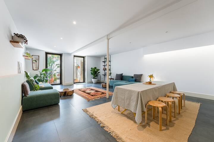 Hidden Gem near city center- garden, free parking gallery image 5