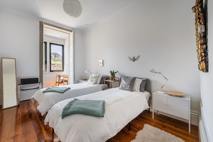 You'll love this  bright and comfortable room with a flexible configuration- either as two twin beds, ideal for friends and solo travelers or as a king bed (180x200cm). 