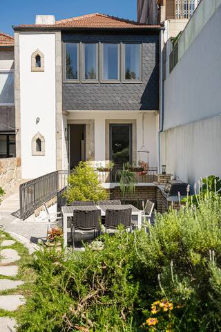 Hidden Gem near city center- garden, free parking gallery image 2