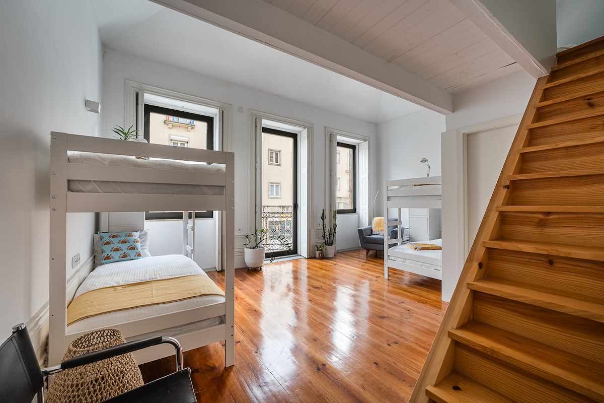 ที่พักที่สว่างและเปิดโล่งนี้มีเตียงสองชั้น 2 เตียงเตียงลอฟท์เดี่ยวและห้องน้ำส่วนตัว ห้องใต้หลังคาสามารถเข้าถึงได้ง่ายผ่านบันไดที่แข็งแรงมีพื้นที่นอนที่อบอุ่นและซ่อนตัวอยู่