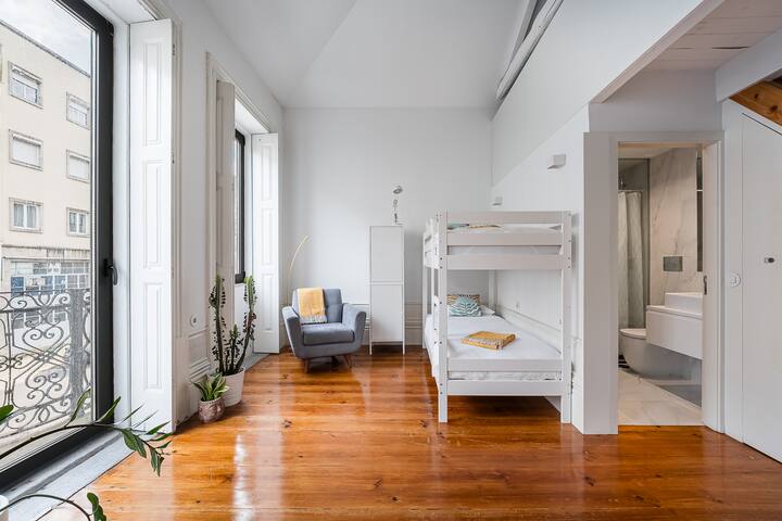 Hidden Gem near city center- garden, free parking gallery image 4