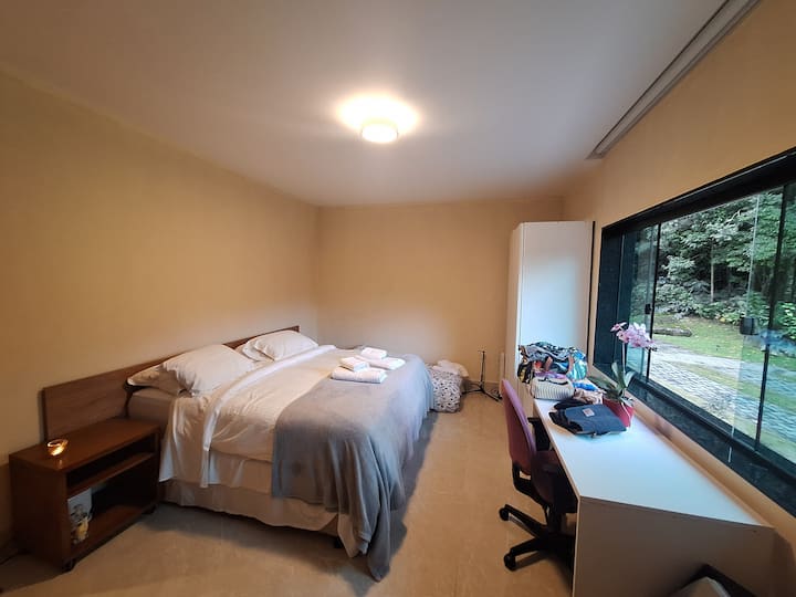 suite con cama tamaño king. contiene.uma bicama para niños