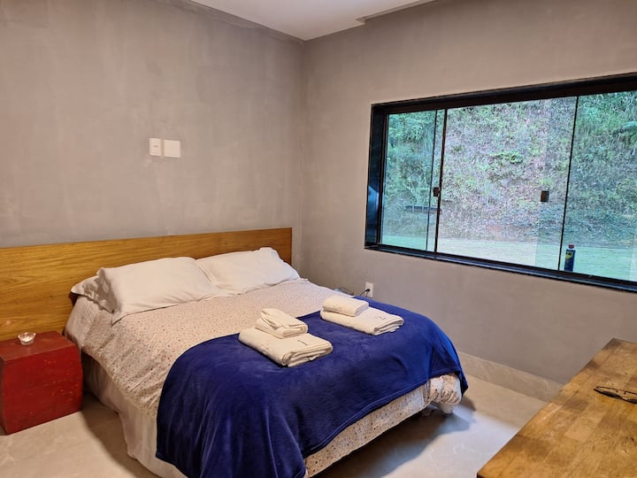 sala de televisión y habitación