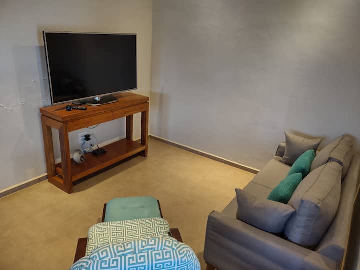 55英寸电视、沙发和非常舒适的扶手椅，您可以在一天的游泳池和观光后休息和欣赏电影或电视剧。 