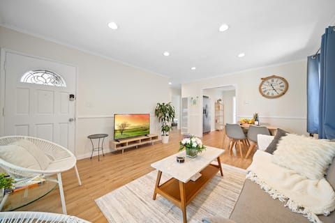 Near SoFi, LAX & Beach – Ideal Location!