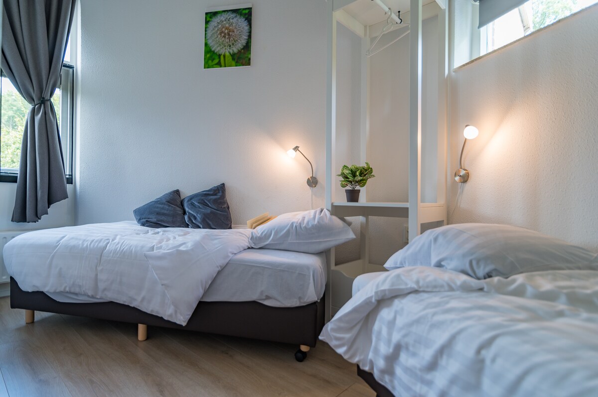 Спалня II в Бергеенд с 2 отделни стоящи легла и отделно оборудвани нощни лампи