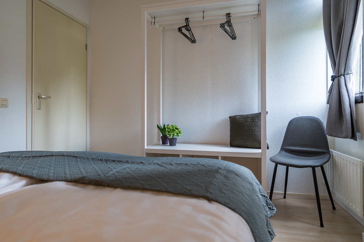 Спалня III в Екстер. Една спалня с 2 пружини, поставени една до друга, които също могат да бъдат поставени отделно. В спалнята нощните светлини могат да се управляват отделно едно от друго