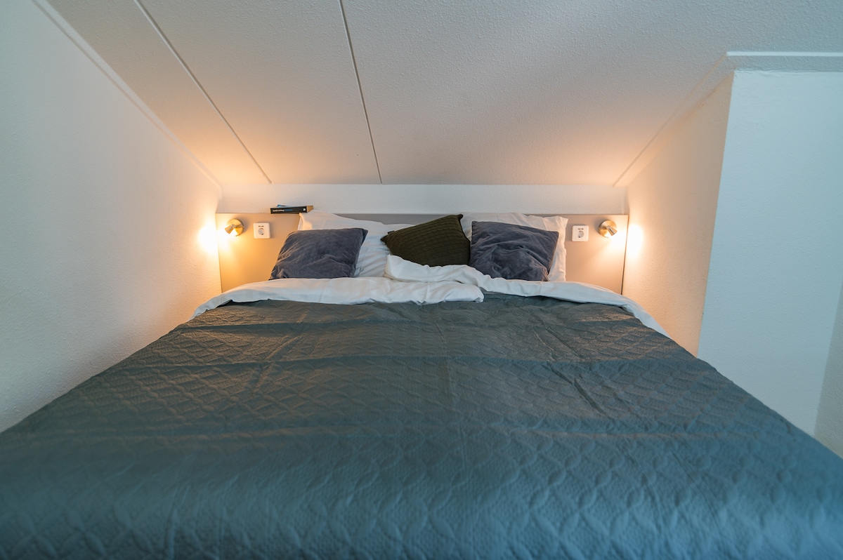 Спалня I в Бергеенд. Леглата също могат да бъдат поставени отделно.
Светлините на леглото могат да се управляват отделно