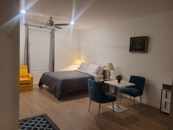 Estudio (cuarto dormitorio ) con entrada privada, cocina, baño compartido con quinto dormitorio.