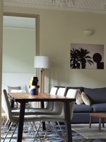 Luxury 3BR + Pool, A/C & Balconies – Center BCN