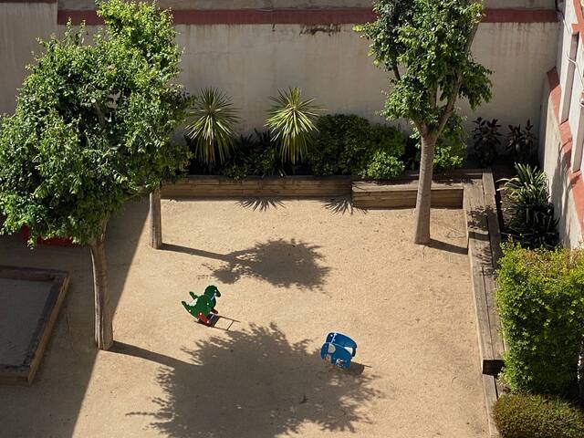 Luxury 3BR + Pool, A/C & Balconies – Center BCN gallery image 4