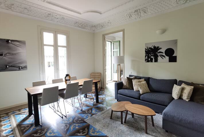 Luxury 3BR + Pool, A/C & Balconies – Center BCN gallery image 2