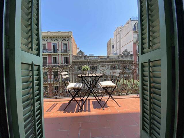 Luxury 3BR + Pool, A/C & Balconies – Center BCN gallery image 5