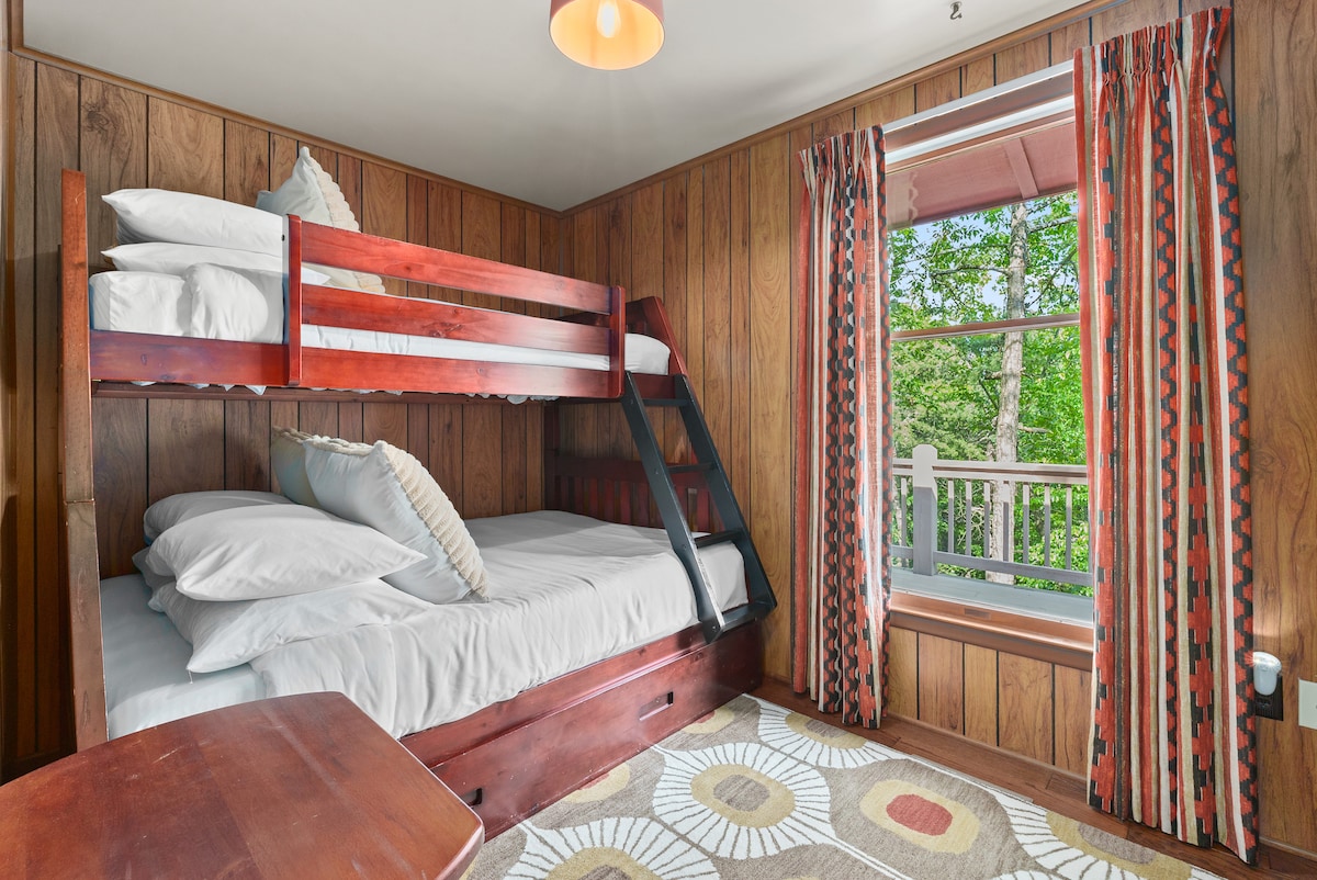 Chumba hiki cha kitanda chenye starehe, cha ghorofa ya zamani kiko kando ya mojawapo ya vyumba vya kulala vya kifalme, kikitoa sehemu nzuri kwa watoto kulala huku wakiwa bado wanawaweka karibu.  Ikiwa na pacha juu ya kitanda kamili, ina nafasi ya kutosha kwa hadi watu watatu.