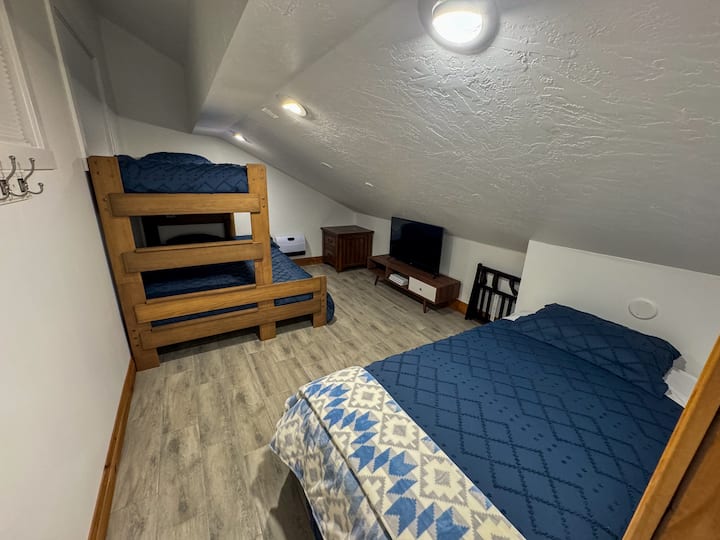 Სრულიად ახალი სახალისო და ძალიან გამძლე ორსართულიანი საწოლი, რომელიც განკუთვნილია ზრდასრული ადამიანებისთვის, იდეალურია ოჯახებისთვის.  

Ახალი ტელევიზორი და კონსოლი, რომელიც შეესაბამება ამ დახრილ ლოფტის ჭერს. Დამონტაჟებულია კედელზე დამონტაჟებულ გამათბობელში დამატებითი სითბოსთვის ამ დამატებით ცივ ღამეებში