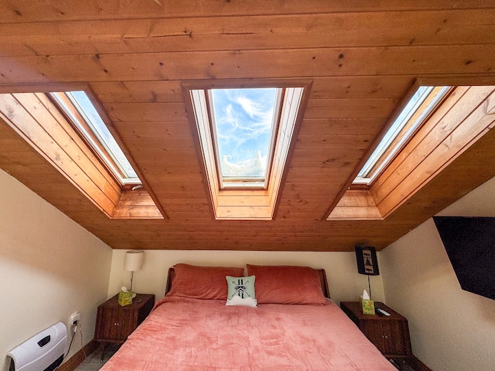 Ლამაზი თხილამურები ავტომატური მოტორიზებული ღია/დახურული ფუნქციებით. Თუ თბილ თვეებში სუფთა ჰაერი გსურთ, ფანჯრები ღიაა.

Ამ ცივ ღამეებში დამატებითი სითბოსთვის კედელზე დამონტაჟებული დამატებითი გამათბობელი