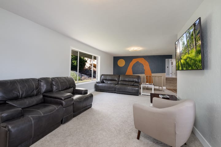 Super Unique Rock Getaway • Sleeps 14 - Vernal, UT