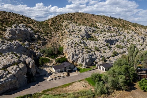 SUPER Unique Rock Getaway • Sleeps 14