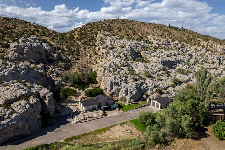 SUPER Unique Rock Getaway • Sleeps 14