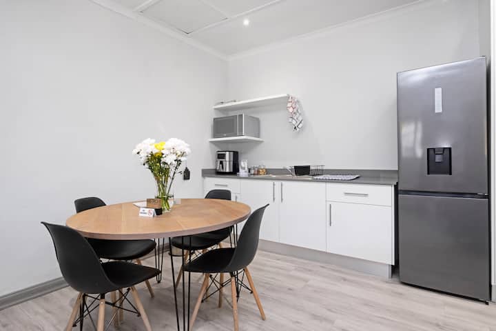 Paarl Selfcatering Black & White Unit - Paarl